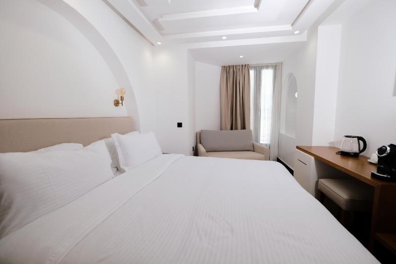Chic Hotel - image 6