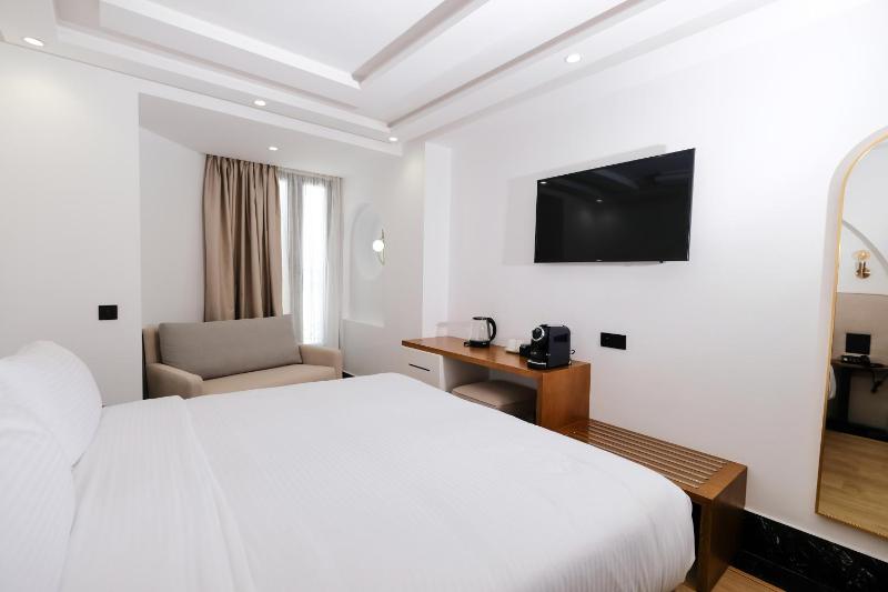 Chic Hotel - image 3