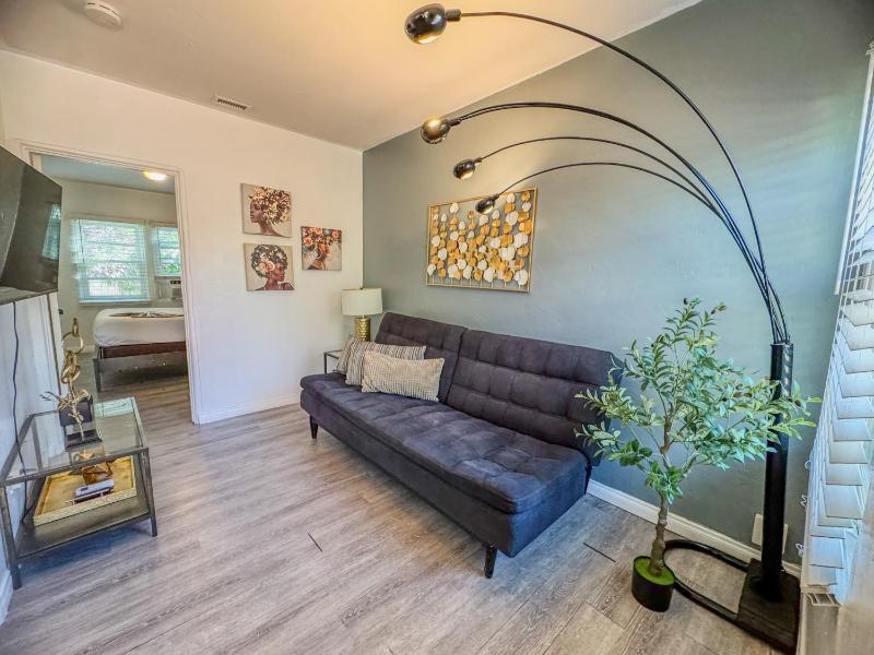 Amazing Cottage - near Little Italy Gaslamp - image 4
