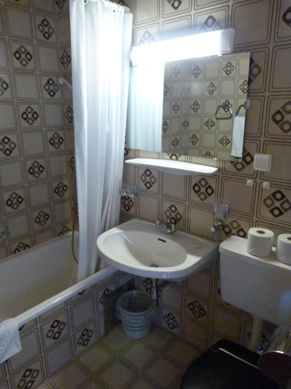 Family Room image 2