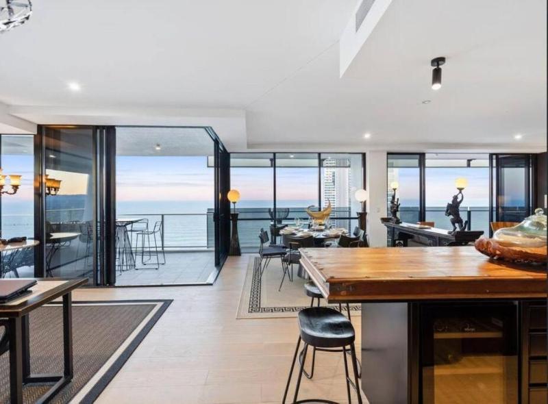 Exclusive Circle on Cavill Sub-Penthouse Luxury Apt - Hosted by Coastal Letting Co. - image 7