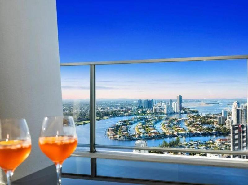 Exclusive Circle on Cavill Sub-Penthouse Luxury Apt - Hosted by Coastal Letting Co. - image 12