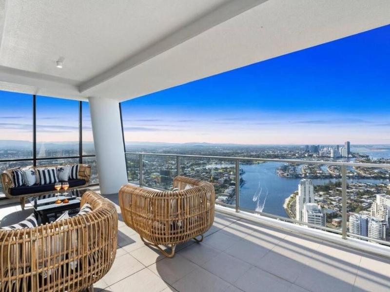 Exclusive Circle on Cavill Sub-Penthouse Luxury Apt - Hosted by Coastal Letting Co. - image 9