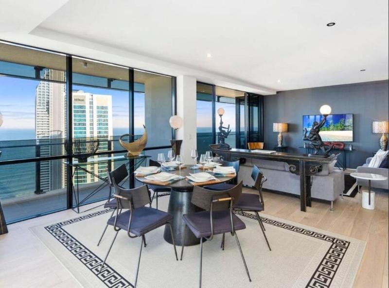 Exclusive Circle on Cavill Sub-Penthouse Luxury Apt - Hosted by Coastal Letting Co. - image 6