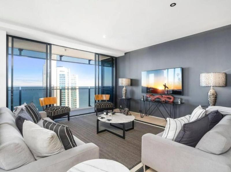 Exclusive Circle on Cavill Sub-Penthouse Luxury Apt - Hosted by Coastal Letting Co. - image 4