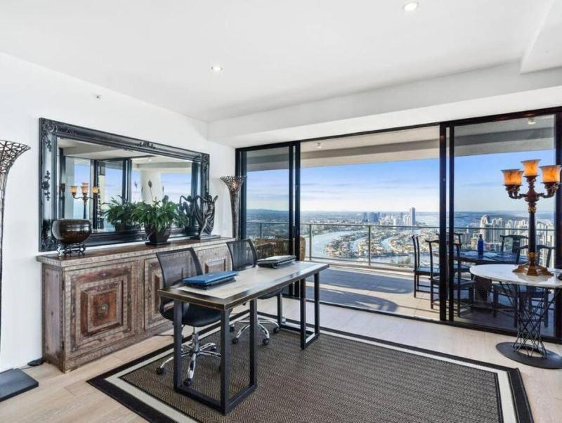 Exclusive Circle on Cavill Sub-Penthouse Luxury Apt - Hosted by Coastal Letting Co. - image 5