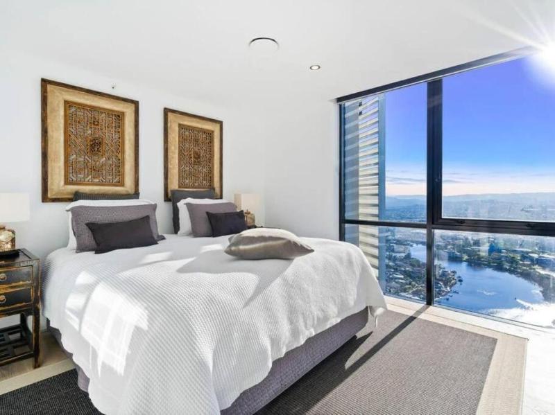 Exclusive Circle on Cavill Sub-Penthouse Luxury Apt - Hosted by Coastal Letting Co. - image 16