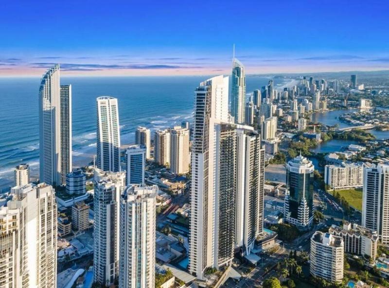 Exclusive Circle on Cavill Sub-Penthouse Luxury Apt - Hosted by Coastal Letting Co. - image 10
