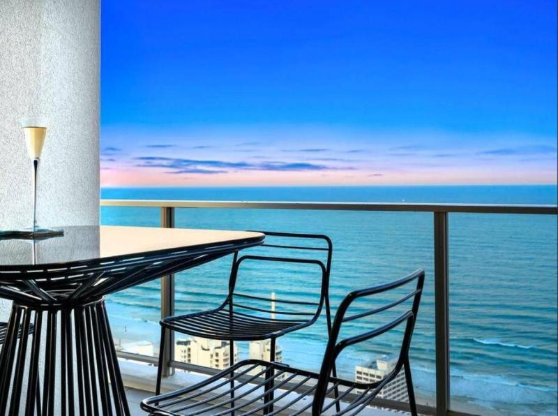 Exclusive Circle on Cavill Sub-Penthouse Luxury Apt - Hosted by Coastal Letting Co. - image 1