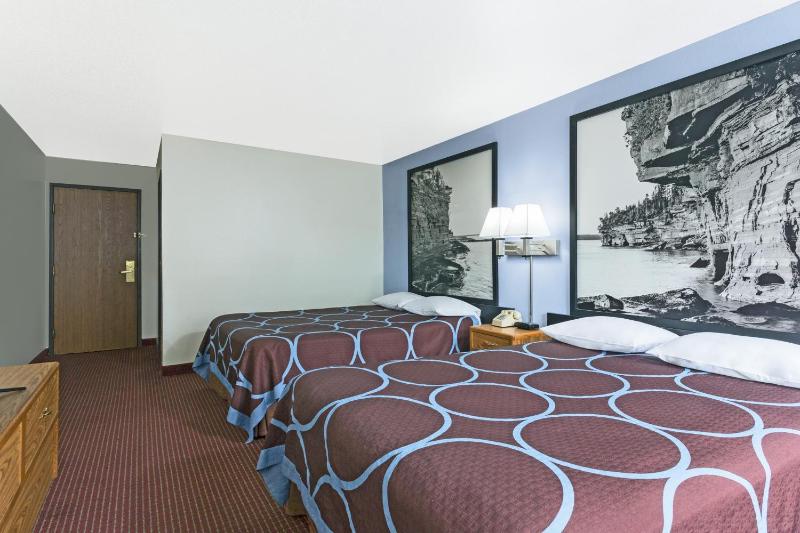 Queen Room with Two Queen Beds - Pet-friendly image 2