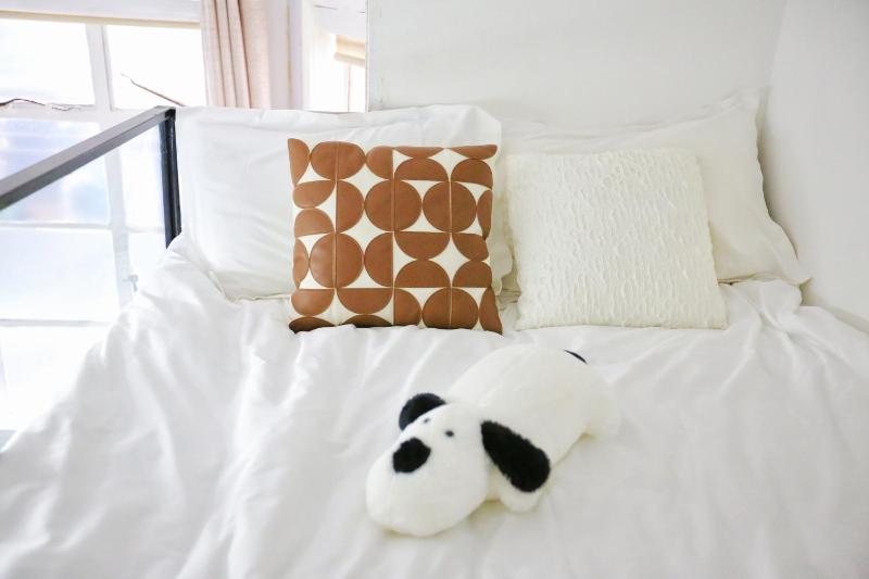 YaoTai - Stylish High-Ceiling Loft with Large Windows & Sofa Lounge - image 3