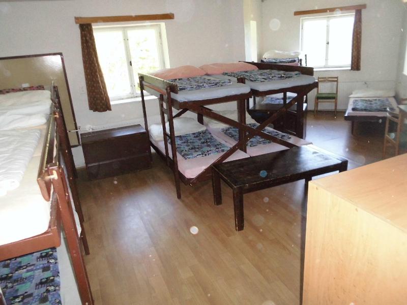10-Bed Mixed Dormitory Room image 2