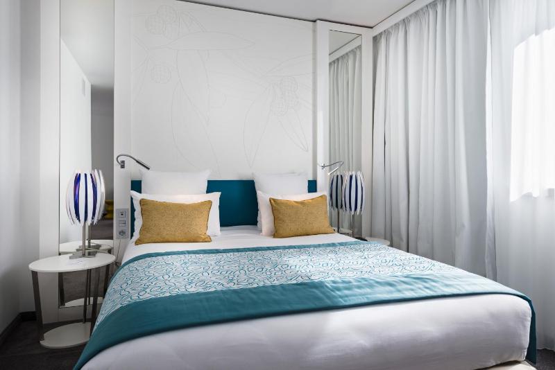 Superior King Room image 3