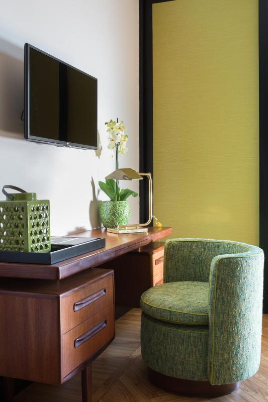 Deluxe Double Room with Balcony image 3