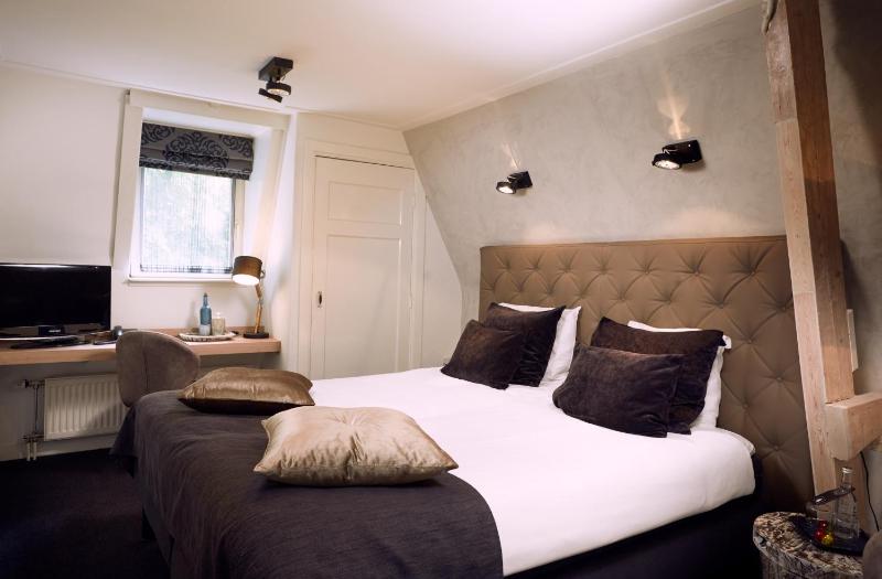 Twin Room image 4