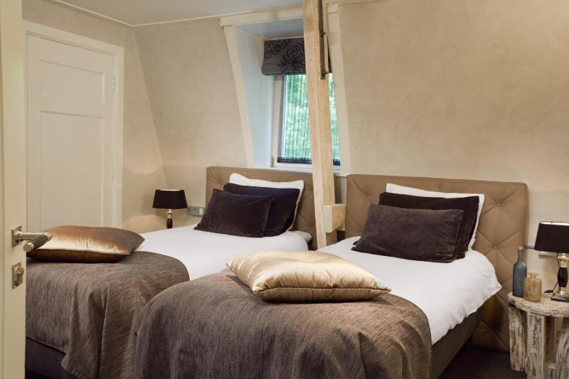 Twin Room image 3