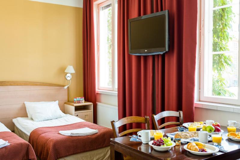 Twin Room with Kitchenette image 1