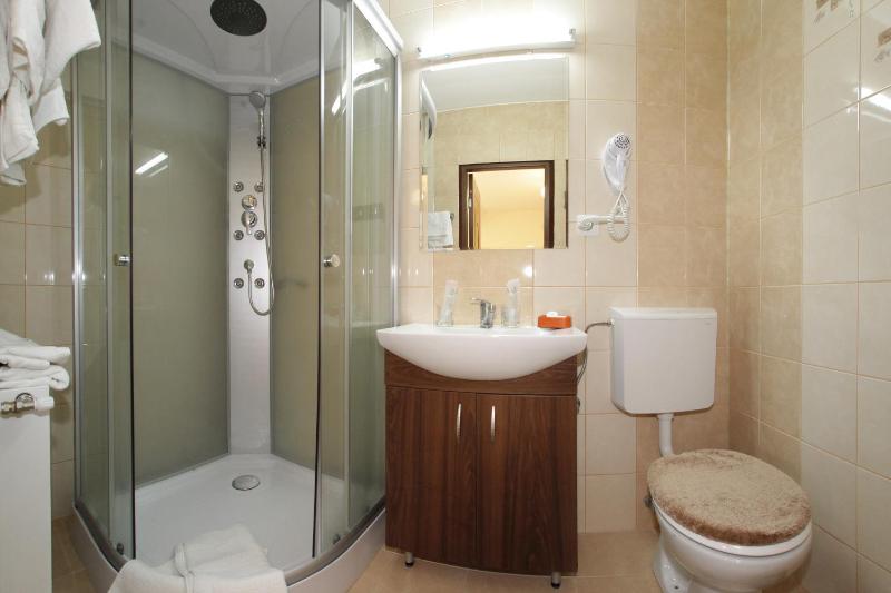 Twin Room image 1