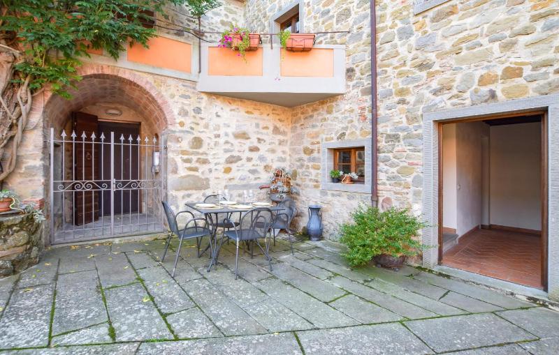 Beautiful Apartment In Cortona With Swimming Pool - image 4