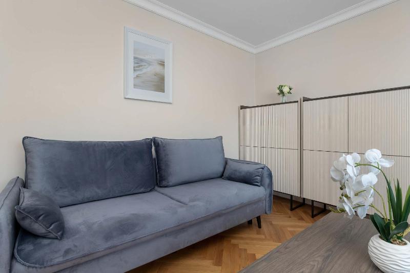 Three Bedroom Apartment in Gdynia Center with Desk by Noclegi Renters - image 7