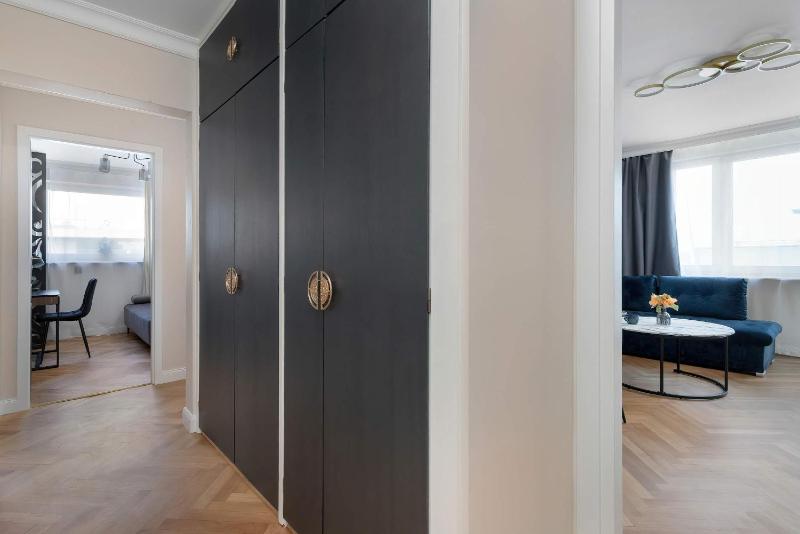 Three Bedroom Apartment in Gdynia Center with Desk by Noclegi Renters - image 8