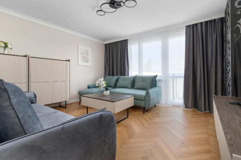 Three Bedroom Apartment in Gdynia Center with Desk by Noclegi Renters - image 24