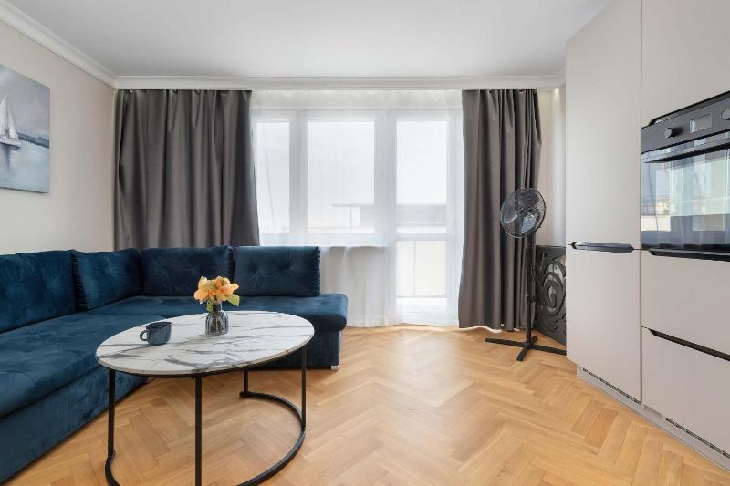 Three Bedroom Apartment in Gdynia Center with Desk by Noclegi Renters - image 13