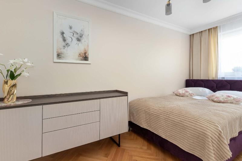 Three Bedroom Apartment in Gdynia Center with Desk by Noclegi Renters - image 22