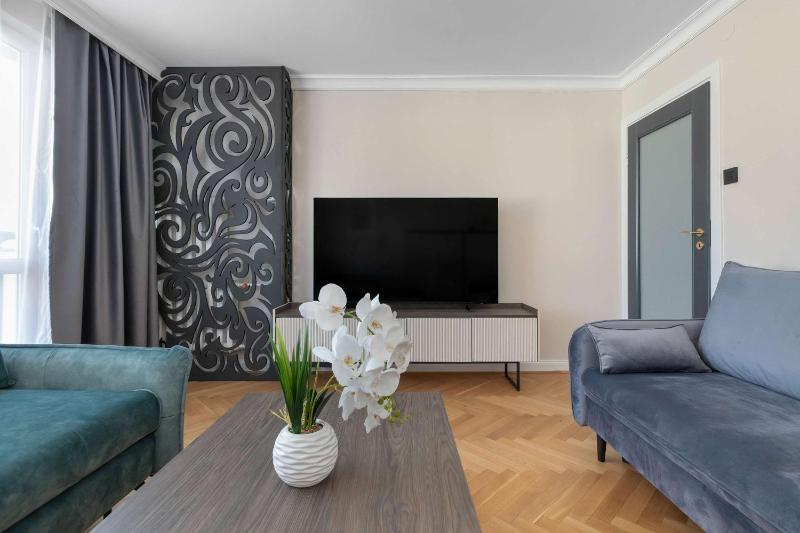 Three Bedroom Apartment in Gdynia Center with Desk by Noclegi Renters - image 15