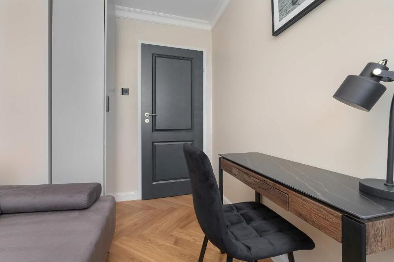 Three Bedroom Apartment in Gdynia Center with Desk by Noclegi Renters - image 3