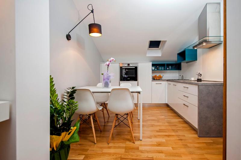 One-Bedroom Apartment with Balcony and Sea View image 3