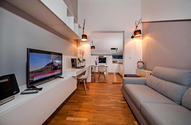 One-Bedroom Apartment with Balcony and Sea View image 4