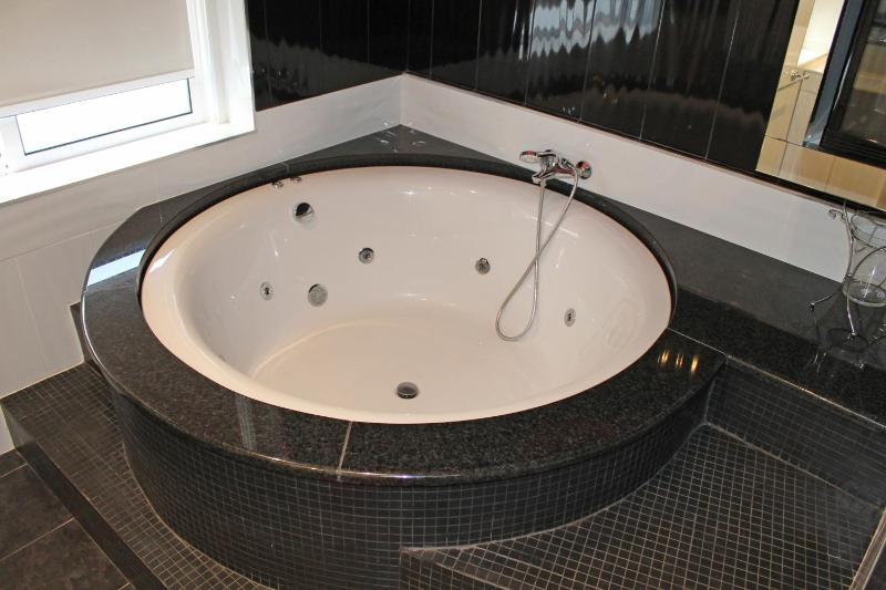 Double Room with Spa Bath image 3