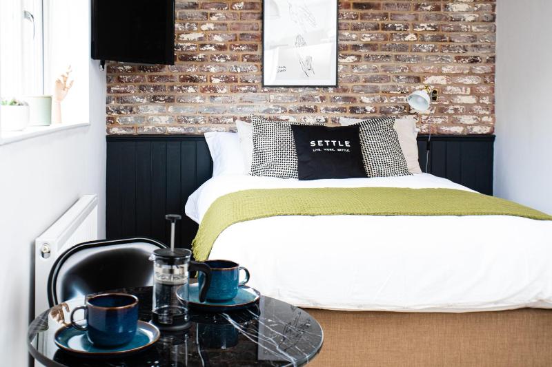 Settle in Southampton - Stylish Self Check-In Rooms & Suites - image 13
