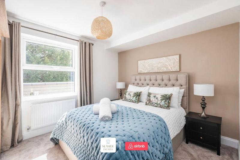 Beachside Retreat l Sun Terrace l Hot Tub l Free Parking l Seaside Escapes Short Lets & Serviced Accommodation - image 1