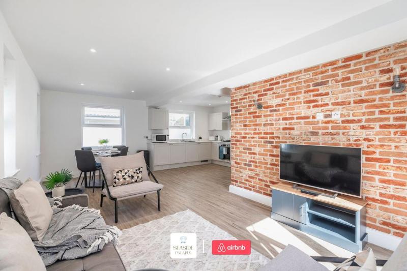 Beachside Retreat l Sun Terrace l Hot Tub l Free Parking l Seaside Escapes Short Lets & Serviced Accommodation - image 22