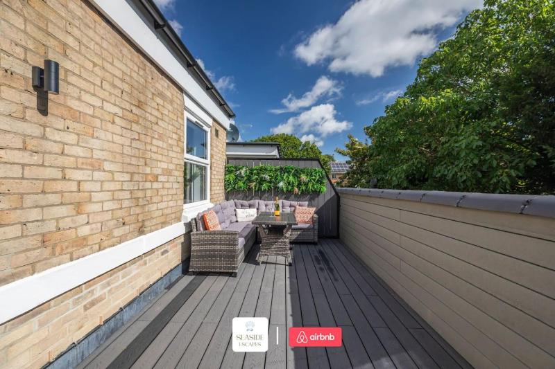 Beachside Retreat l Sun Terrace l Hot Tub l Free Parking l Seaside Escapes Short Lets & Serviced Accommodation - image 20