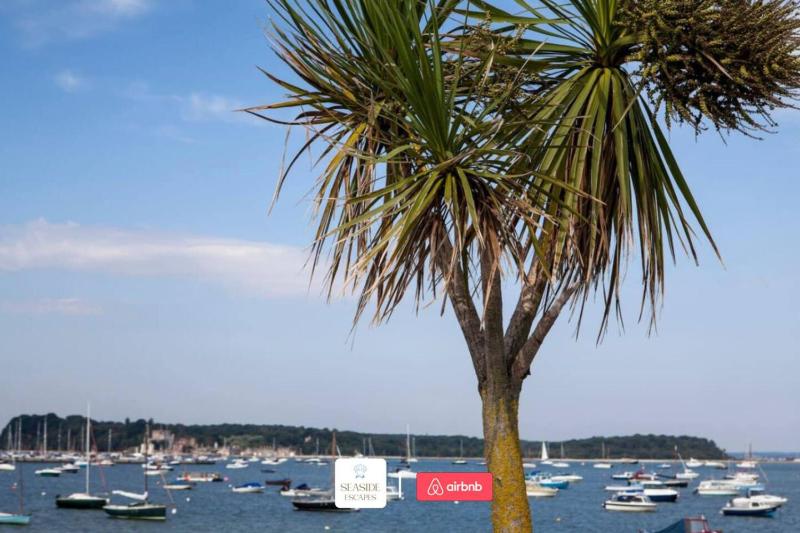 Beachside Retreat l Sun Terrace l Hot Tub l Free Parking l Seaside Escapes Short Lets & Serviced Accommodation - image 23