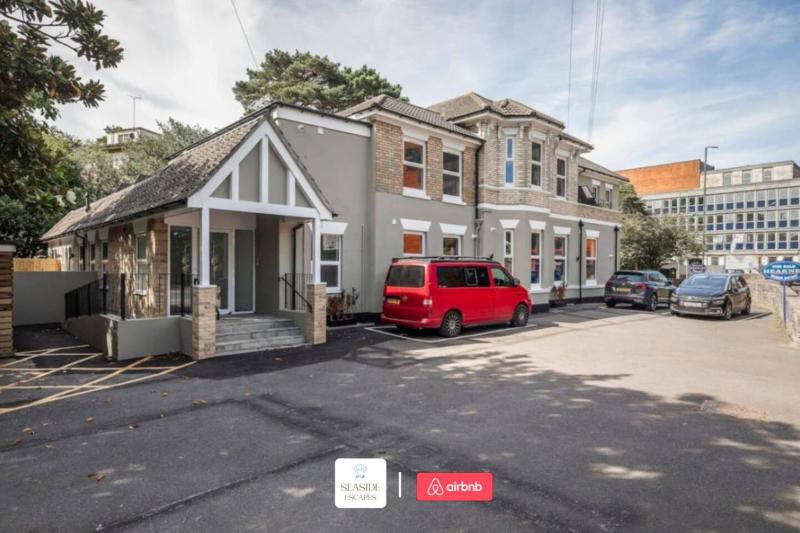 Beachside Retreat l Sun Terrace l Hot Tub l Free Parking l Seaside Escapes Short Lets & Serviced Accommodation - image 2
