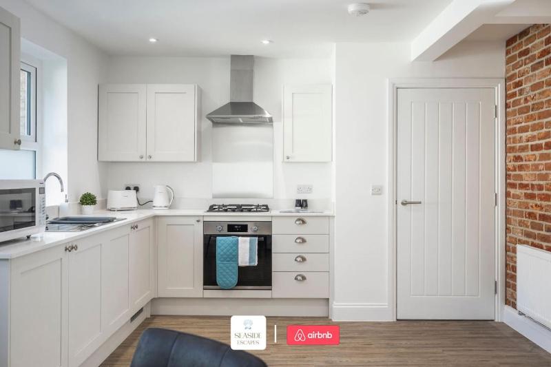 Beachside Retreat l Sun Terrace l Hot Tub l Free Parking l Seaside Escapes Short Lets & Serviced Accommodation - image 11