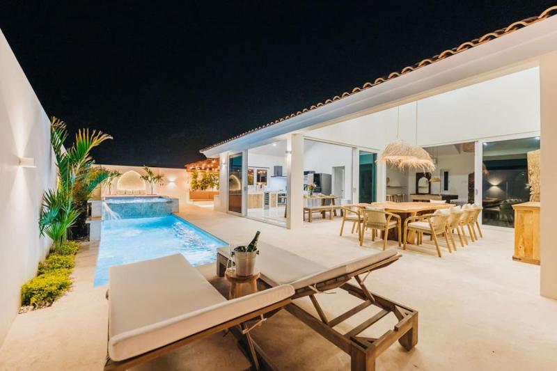 Villa Amandari 2 min to Palm Beach Billiard Hot Tub 8 sleeps - image 1