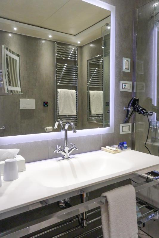Deluxe Single Room with City View image 4