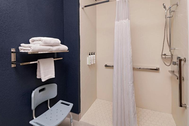 Fairfield Inn & Suites by Marriott Austin-University Area - image 3