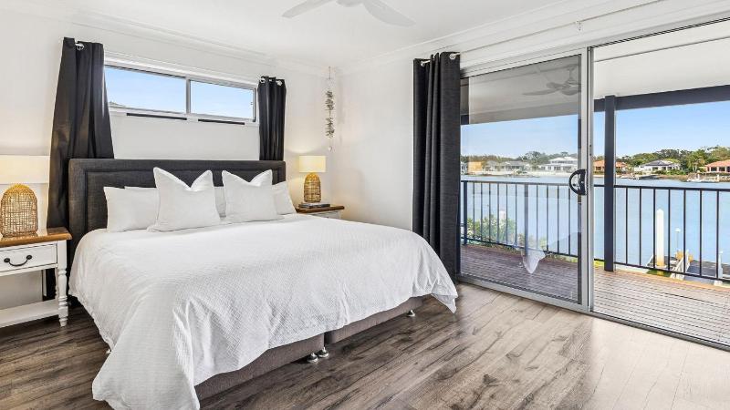 Pandanus - Spacious Waterfront Escape with Private Pontoon & Pool - Holiday Yamba - image 6