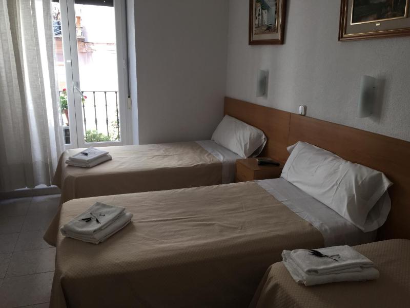 Double Room with Extra Bed image 2