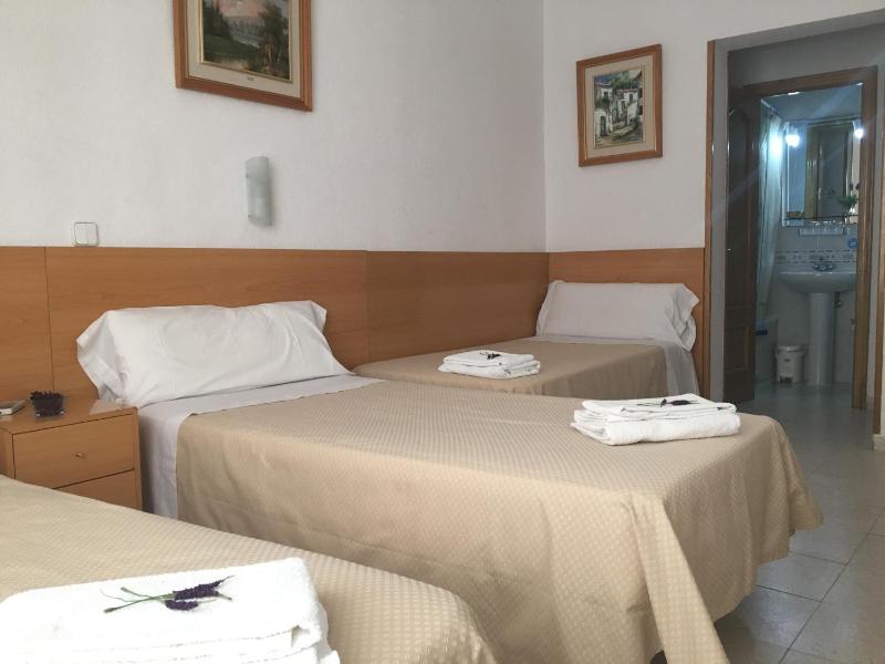 Double Room with Extra Bed image 3