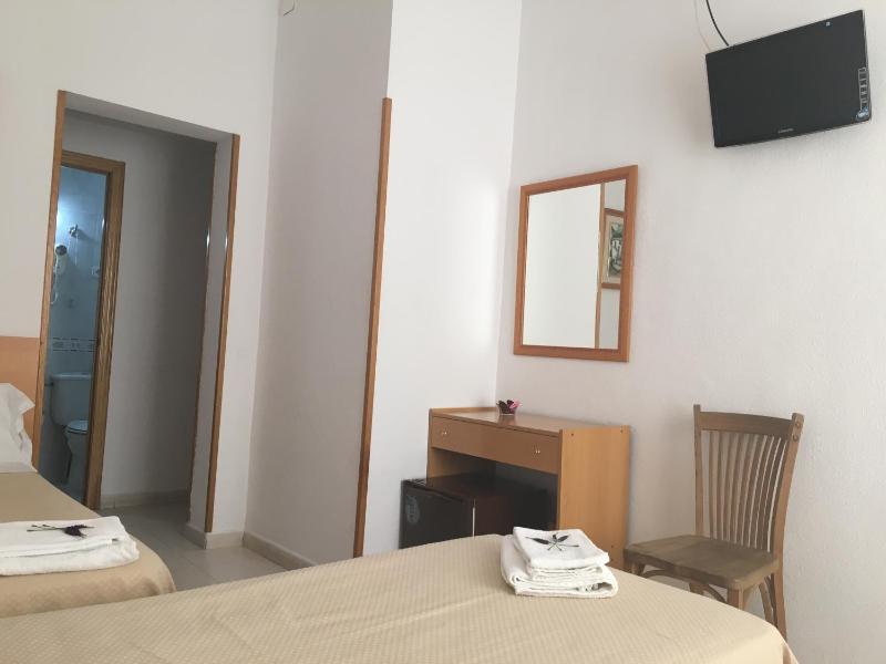 Double Room with Extra Bed image 4