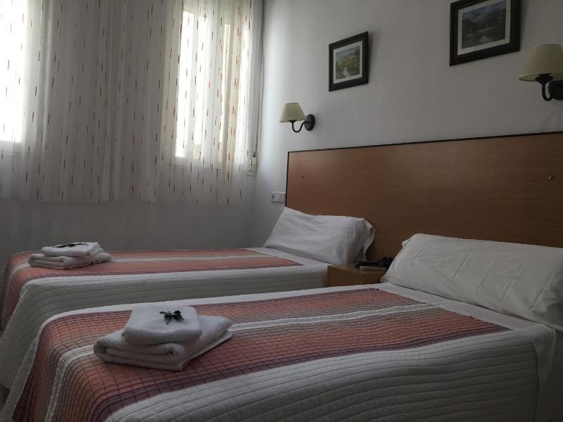 Twin Room image 2