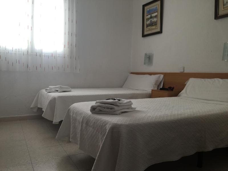 Twin Room image 3