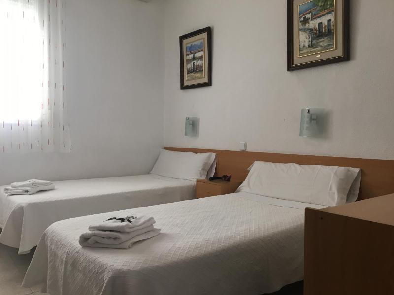Twin Room image 4